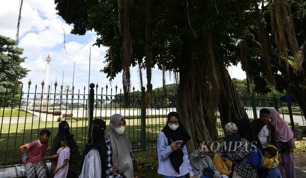 Pengunjung berada di kawasan Monumen Nasional (Monas), Jakarta, Sabtu (7/1/2023). Setelah kembali beroperasi dan dicabutnya aturan PPKM kawasan Monas menjadi salah satu tujuan wisata yang ramai dikunjungi, terutama pada akhir pekan dan hari libur. 