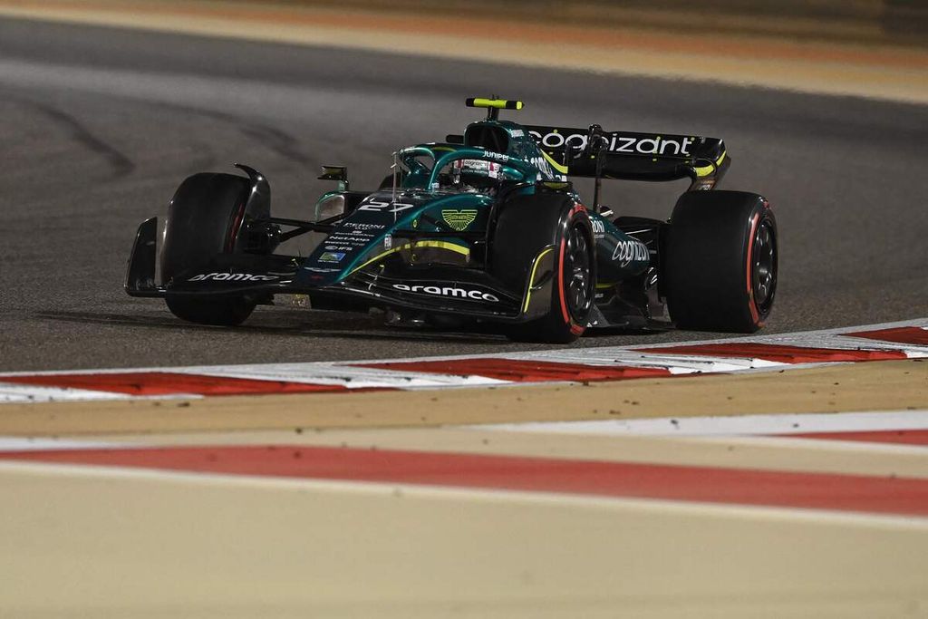 Pebalap tim Aston Martin, Nico Huelkenberg, memacu mobilnya pada balapan seri perdana Formula 1 musim 2022 di Bahrain, Minggu (20/3/2022) malam. Ia tampil menggantikan Sebastian Vettel yang positif Covid-19.