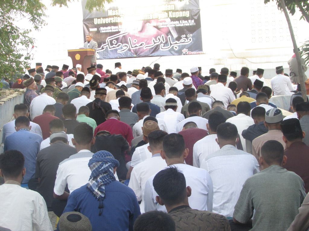 Shalat Id di kompleks Kampus Universitas Muhammadiyah Kupang, Senin (2/5/2022). Ribuan warga Muslim dengan khusyuk mendengarkan khotbah Farhan Suhada selaku Ketua Majelis Tabligh PWM NTT.