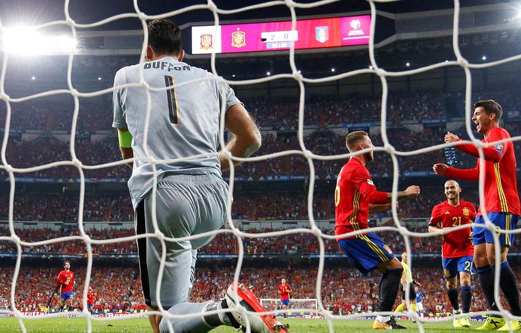  Penyerang Spanyol, Alvaro Morata, merayakan golnya bersama Sergio Ramos pada laga kualifikasi Grup G zona Eropa Piala Dunia 2018, di Stadion Santiago Bernabeu, Madrid, Sabtu (3/9) dini hari WIB. Spanyol tampil cemerlang dan menang telak 3-0.