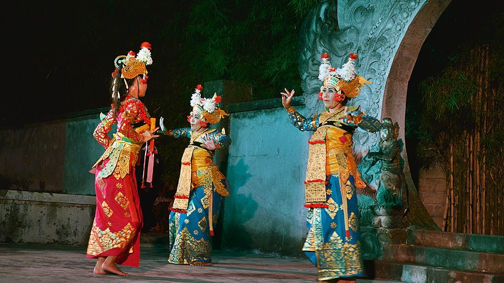 Tari Legong Lasem  dimainkan dengan gaya bedulu di Bentara Budaya Bali, Minggu (23/4).  Legong klasik ini telah mencapai generasi kelima di Desa Bedulu, Gianyar, Bali. Saat pementasan, penari mengenakan pakaian warisan dari penari Legong Lasem generasi pertama.