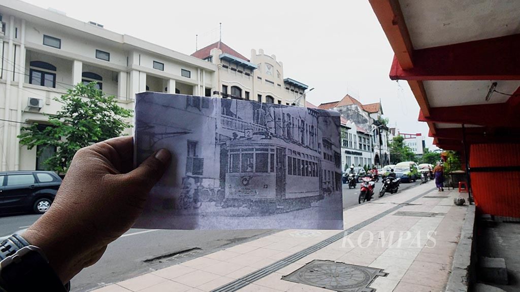 Perbandingan Jalan Veteran di kawasan Jembatan Merah di zaman dulu saat masih ada lintasan trem dengan kondisi saat ini di Surabaya, Selasa (13/6/2017). Kawasan tersebut belum banyak berubah dari dulu. Masih didominasi gedung zaman kolonial.