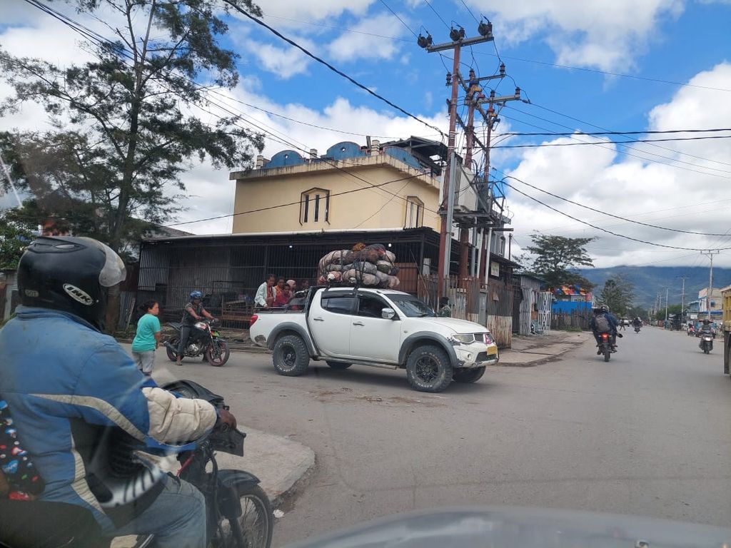 Situasi angkutan umum menggunakan mobil <i>double cabin</i> di Kabupaten Jayawijaya, Kabupaten Jayawijaya, Papua Pegunungan, September 2024.