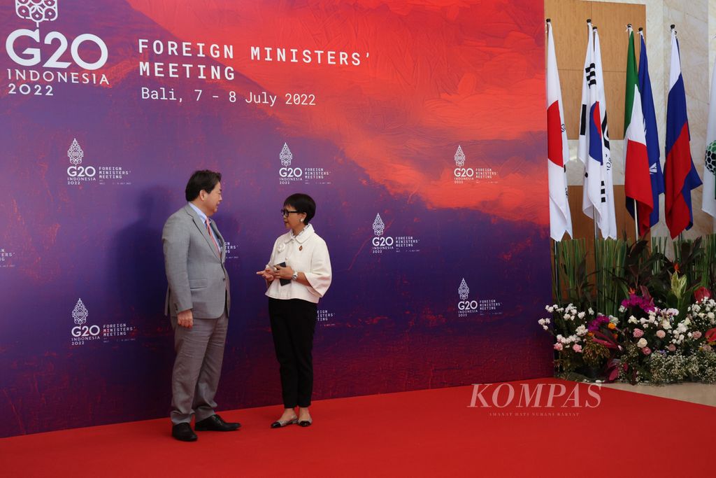 Menteri Luar Negeri RI Retno Marsudi (kanan) menyambut kedatangan Menteri Luar Negeri Jepang Yoshimasa Hayashi yang menghadiri Pertemuan Menteri Luar Negeri G20 di Nusa Dua, Badung, Bali, Jumat (8/7/2022).