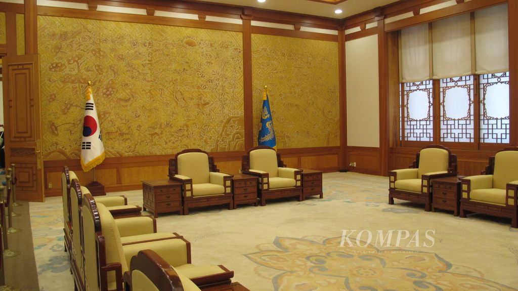 Ruang tempat presiden Korea Selatan menerima tamu negara yang lokasinya bersebelahan dengan ruang kerja presiden di Gedung Biru, Rabu (1/6/2022). Sejak 10 Mei 2022 Gedung Biru yang merupakan istana kepresidenan Korea Selatan dibuka untuk umum.