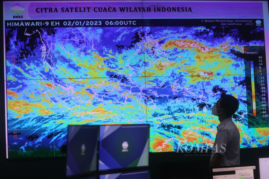 Anggota staf Badan Meteorologi, Klimatologi, dan Geofisika (BMKG) bagian Meteorology Early Warning Center di BMKG, Jakarta, memonitor citra liputan awan, arah dan kecepatan angin, serta sistem prakiraan kondisi kelautan, Senin (2/1/2023). 