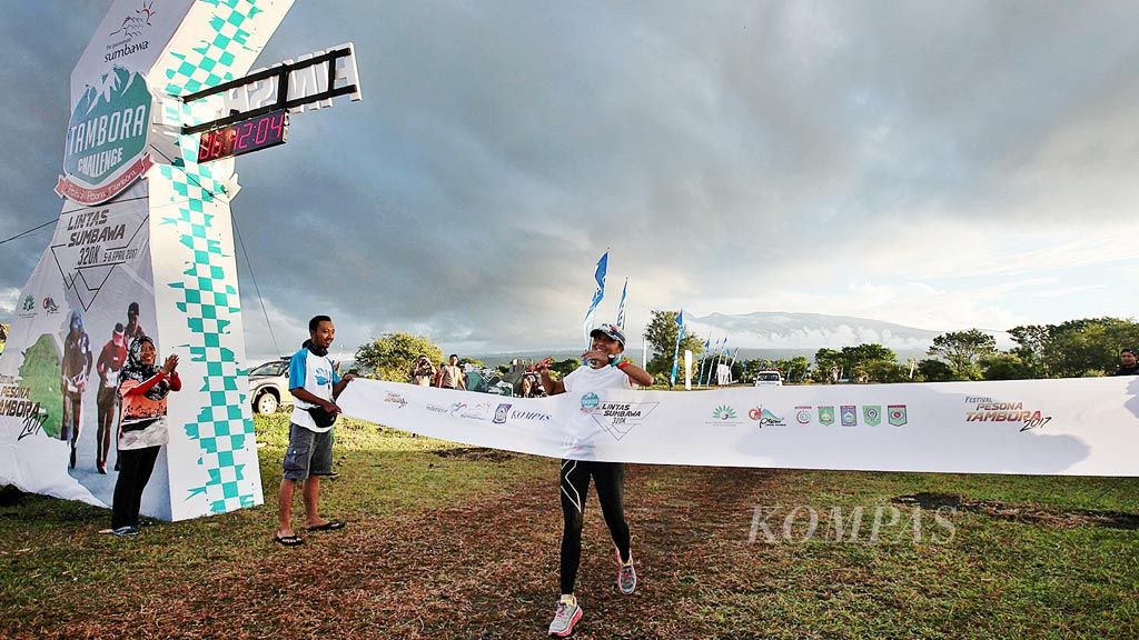 Pelari Eni Rosita memasuki finis di lapangan Doro Ncanga, Kabupaten Dompu, Nusa Tenggara Barat, Sabtu (8/4). Eni  menjuarai nomor tunggal lomba lari ultramaraton 320 kilometer Lintas Sumbawa 2017 dengan catatan waktu 63 jam 42 menit.
