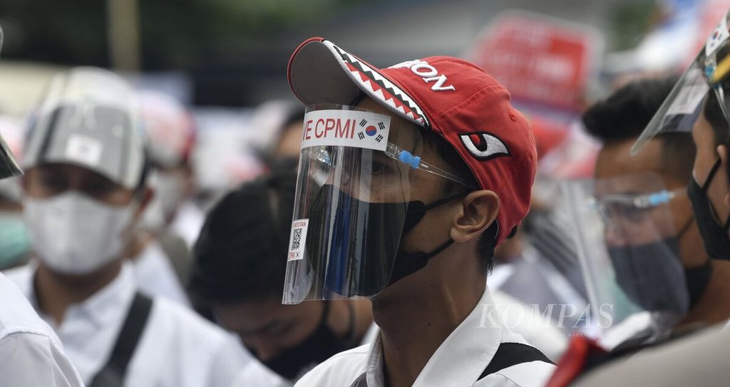 Ribuan calon pekerja migran Indonesia dari berbagai daerah menggelar aksi di Kementerian Tenaga Kerja, Jakarta, Senin (18/10/2021). 