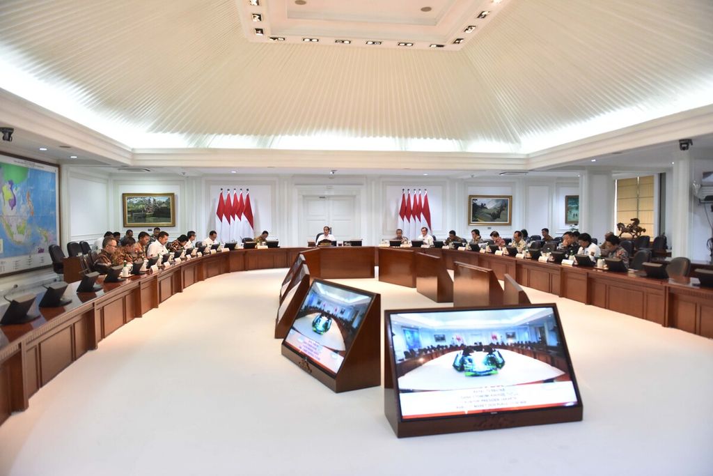 Presiden Joko Widodo memimpin rapat terbatas di Kantor Presiden, Istana Kepresidenan Jakarta, terkait dengan dana otonomi khusus (otsus) Papua, Rabu (11/3/2020). 