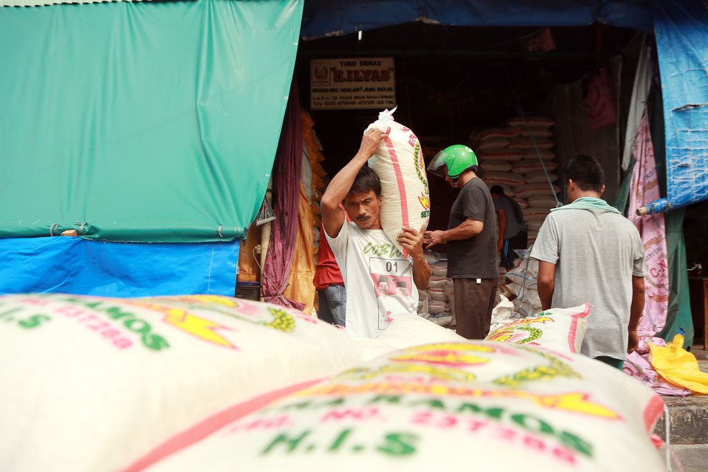 Pekerja mengangkut beras dari gudang ke kendaraan milik pembeli di Pasar Induk Beras Cipinang, Jakarta Timur, Jumat (2/11/2022).