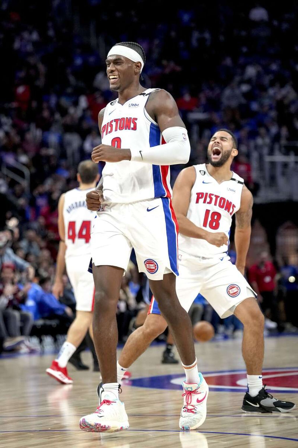 Reaksi para pemain Detroit Pistons, yaitu Jalen Duren (0) dan Cory Joseph (18) dalam pertandingan NBA antara Detroit Pistons dan Orlando Magic di Arena Little Caesars, Detroit, Kamis (20/10/2022) WIB. Pistons mengalahkan Magic 113-109. 