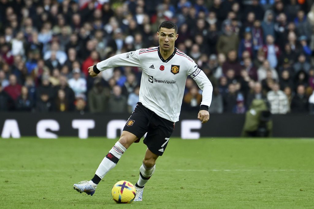 Pemain Manchester United Cristiano Ronaldo menggiring bola dalam pertandingan Liga Inggris antara Aston Villa dan Manchester United di Stadion Villa Park, Birmingham, Minggu (6/11/2022). 