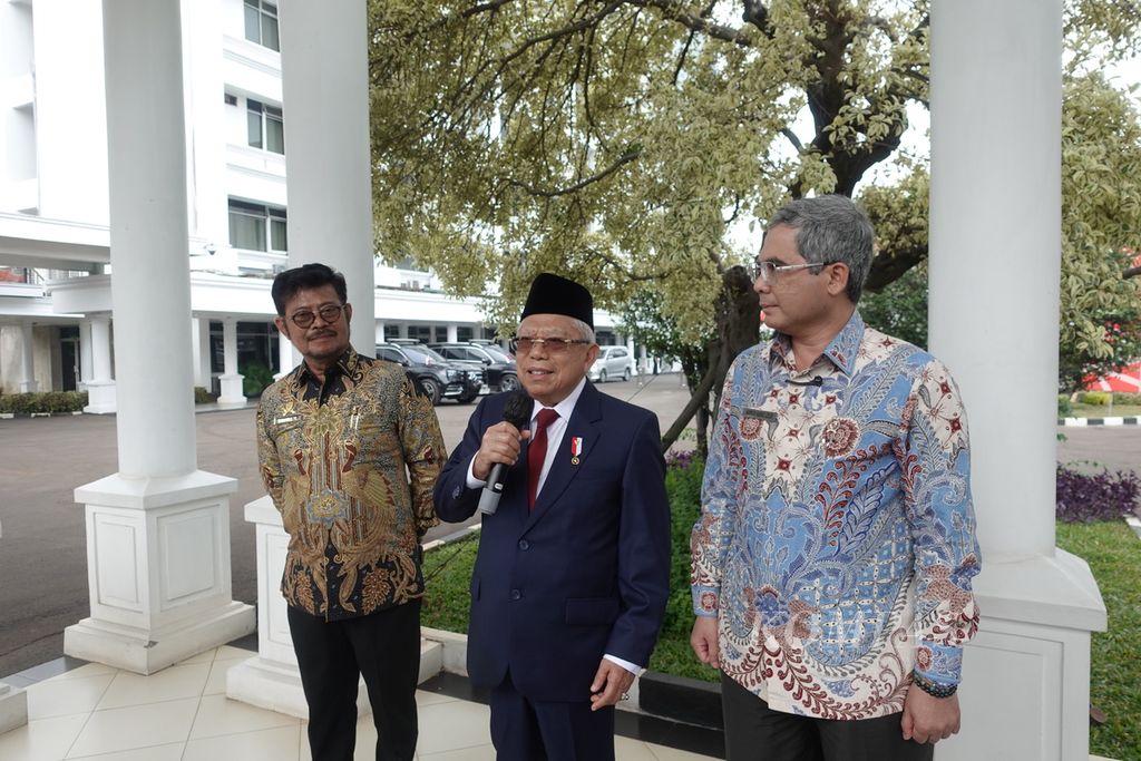 Wakil Presiden Ma'ruf Amin saat memberikan keterangan pers seusai penyerahan penghargaan Adhikarya Pembangunan Pertanian di Istana Wakil Presiden, Jakarta, Senin (14/8/2023).