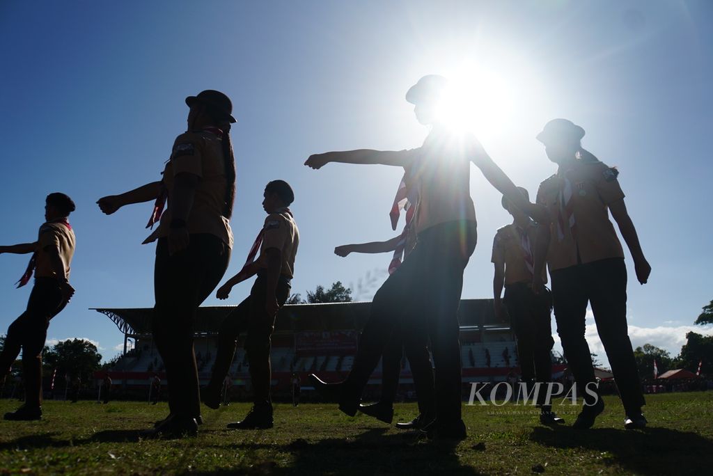 Sejumlah anggota Pramuka berbaris saat apel besar Gerakan Pramuka di Tomohon, Sulawesi Utara, Senin (28/8/2023).