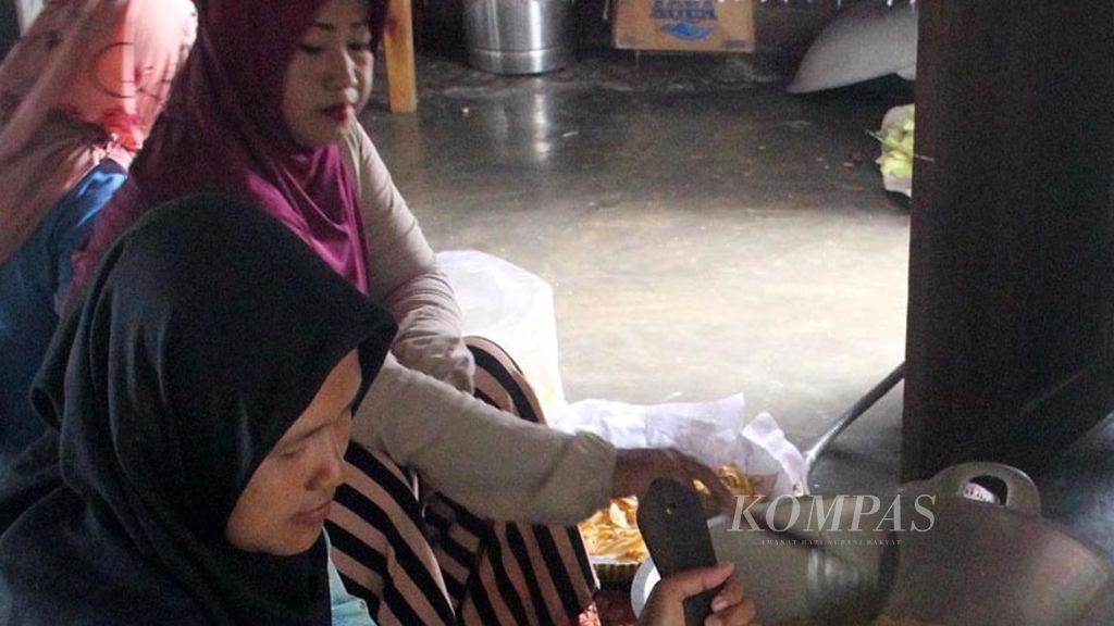Anggota Kelompok Pekerja Migran Indonesia (PMI) Purna Sumber Rezeki di Kabupaten Kubu Raya, Kalimantan Barat, sedang membuat olahan jagung Selasa (22/1/2019).