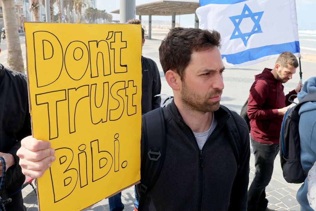 Warga berunjuk rasa di luar Kedutaan Besar AS untuk Israel di Tel Aviv, Israel, 30 Maret 2023. 