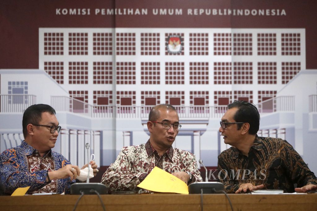 Chairman of the General Elections Commission Hasyim Asy'ari (center) and his members speak to reporters at the KPU Office, Jakarta regarding the results of the KPU leadership meeting with the President, Monday (30/5/2022).