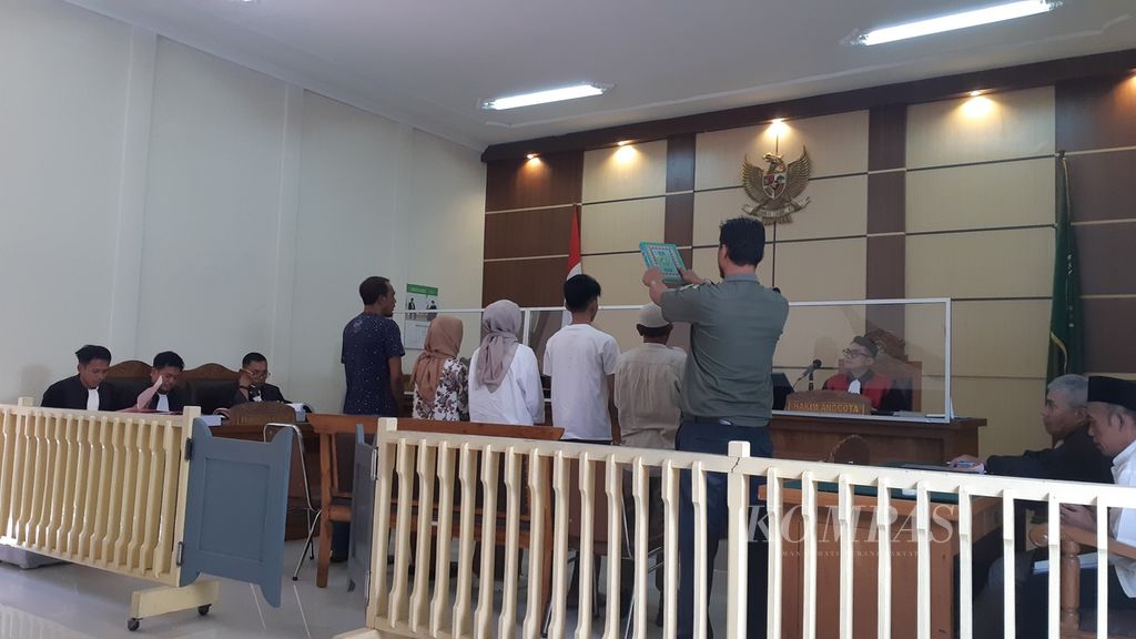Lima saksi disumpah sebelum memberikan kesaksian dengan terdakwa Slamet Tohari (46) di Pengadilan Negeri Banjarnegara, Selasa (3/10/2023).