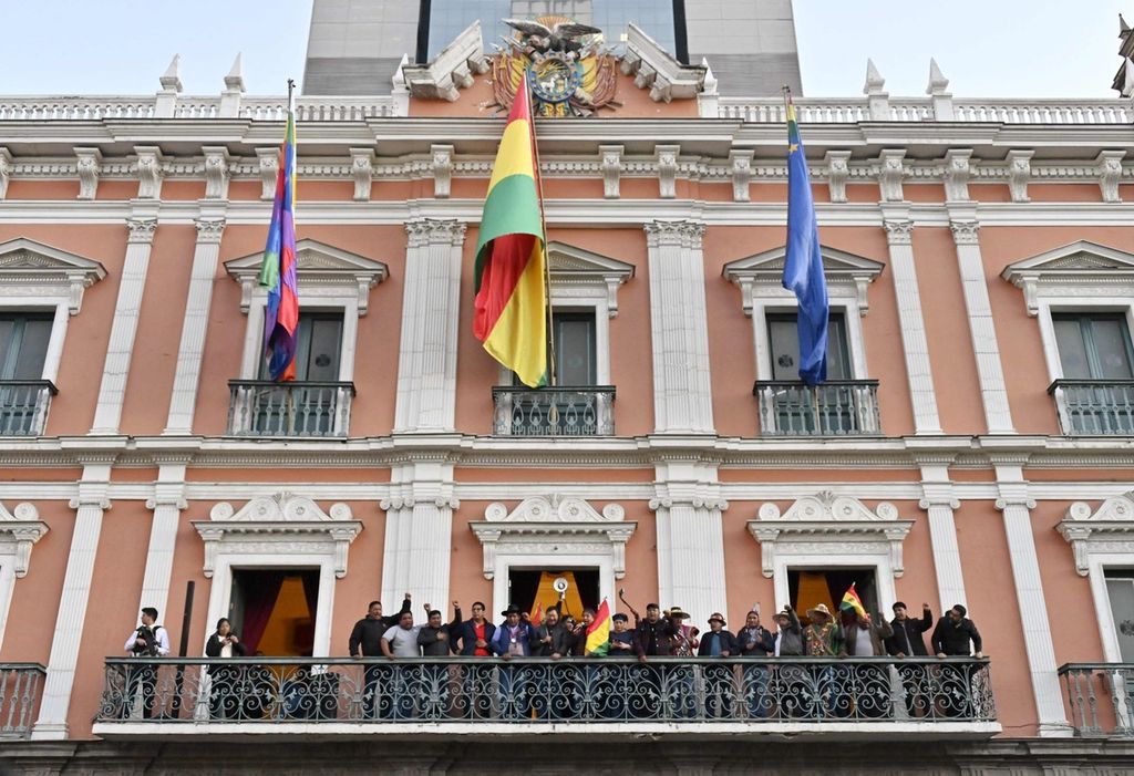  Presiden Bolivia Luis Arce (tengah) berbicara dari balkon Istana Pemerintah di La Paz, Rabu (26/6/2024). Presiden Arce mengecam upaya kudeta oleh militer. 