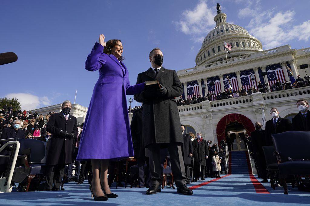 Kamala Harris diambil sumpah sebagai Wakil Presiden Amerika Serikat oleh Hakim Agung Sonia Sotomayor, sementara suaminya, Douglas Emhoff, memegang Bibel dalam upacara pelantikan di Gedung Capitol, Washington DC, AS, Rabu (20/1/2021).