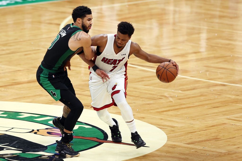 Pemain Boston Celtics, Jayson Tatum (kiri), mengawal pergerakan pemain Miami Heat, Kyle Lowry, pada final Wilayah Timur NBA musim 2021-2022 di TD Garden, Boston, Amerika Serikat, 27 Mei 2022. 