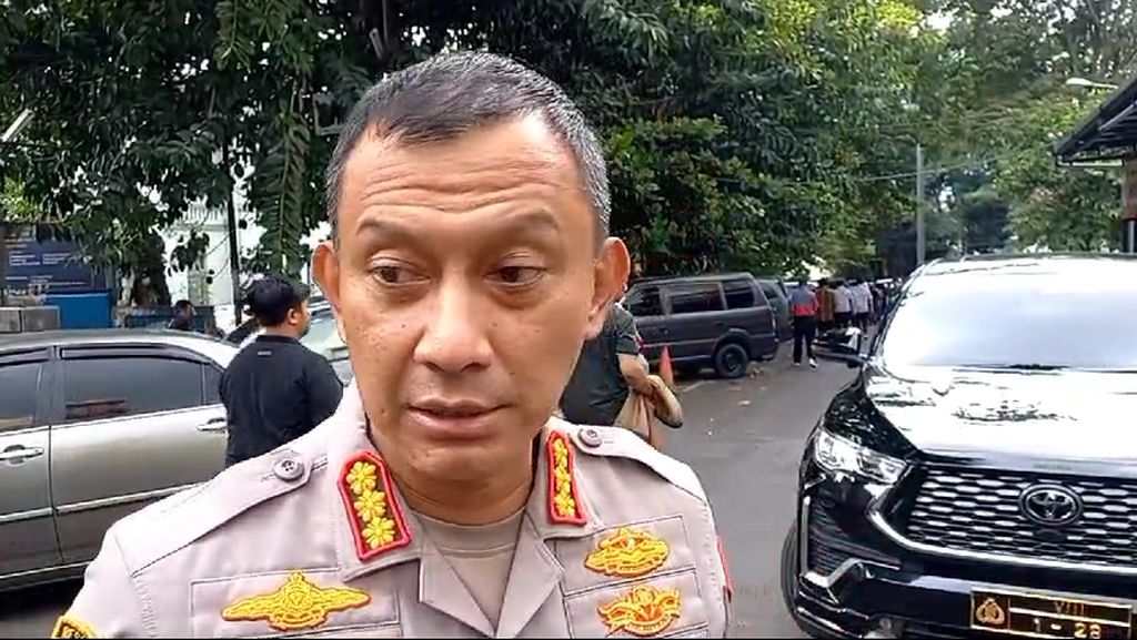 Kepala Polrestabes Bandung Komisaris Besar Budi Sartono saat diwawancarai terkait bentrokan dua ormas di kawasan Dago, Kota Bandung, Jumat (19/4/2024).