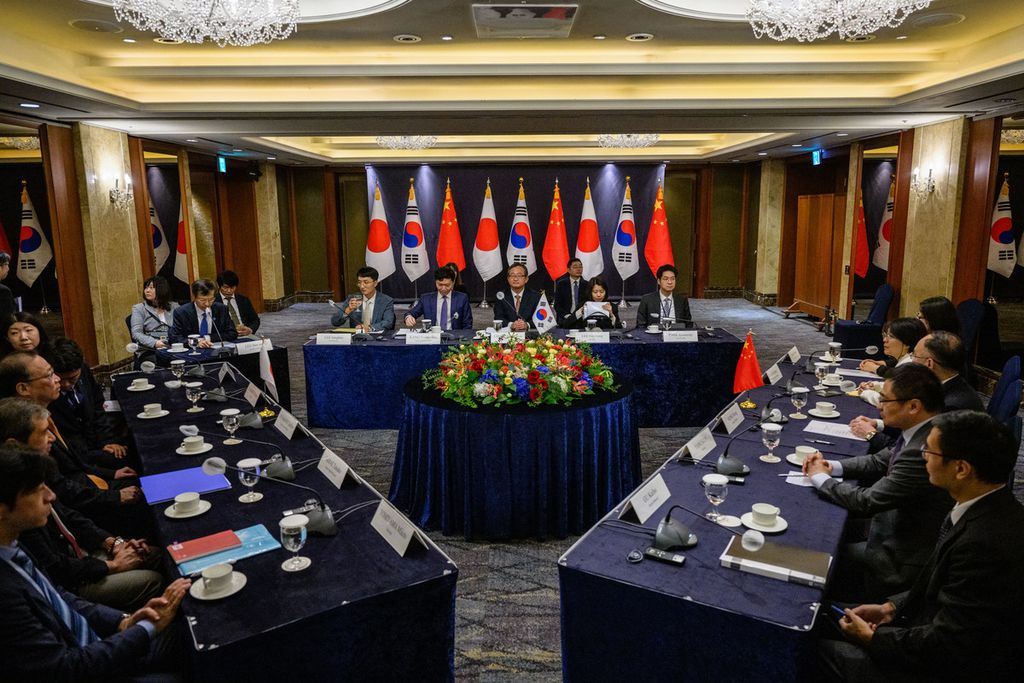 Wakil Menteri Luar Negeri Senior Jepang Funakoshi Takehiro (ketiga dari kiri), Wakil Menteri Luar Negeri Korea Selatan Chung Byung-won (tengah), dan Wakil Menteri Luar Negeri China Nong Rong (ketiga dari kanan) bersiap untuk memulai pertemuan tingkat tinggi trilateral mereka di Seoul, Korea Selatan, Selasa (26/9/2023).