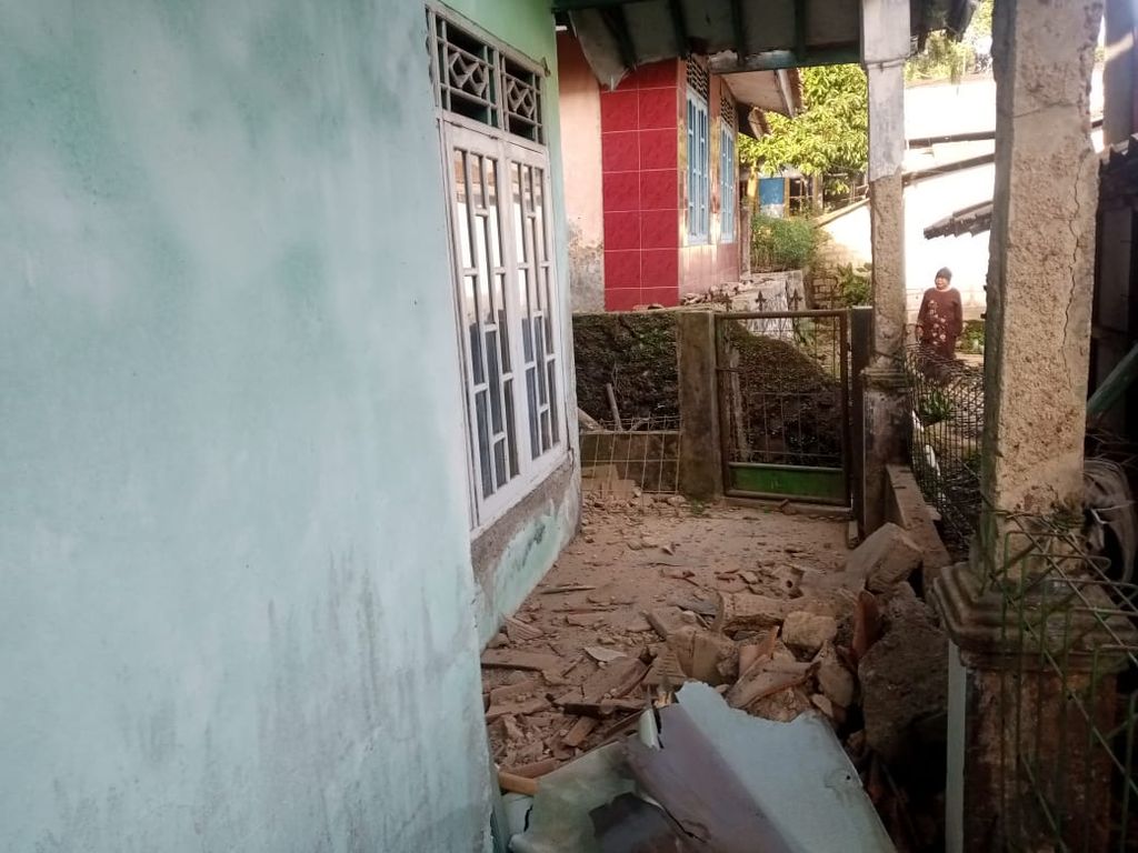 An earthquake with a magnitude of 4.6 on Thursday (14/12/2023) has caused damage to residents' homes in the Bogor Regency, West Java. The damage occurred mainly in the Pamijahan, Leuwiliang, Nanggung, and Ciampea districts of Bogor.