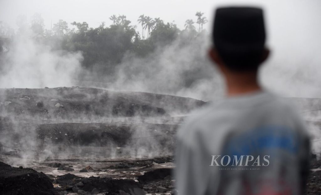 Besuk Kobokan yang dipenuhi material vulkanik mengeluarkan asap pascaerupsi Gunung Semeru di Desa Supiturang, Kecamatan Pronojiwo, Kabupaten Lumajang, Jawa Timur, Minggu (4/12/2022). 
