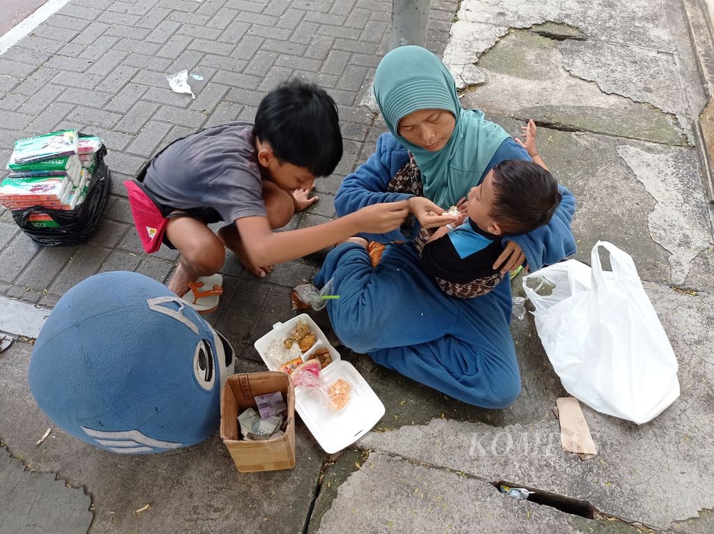 Manusia boneka beristirahat setelah berkeliling seputaran Thamrin City, Jakarta Pusat, Jumat (17/6/2022). Seorang warga memberikan nasi kotak sebagai santap siang mereka.