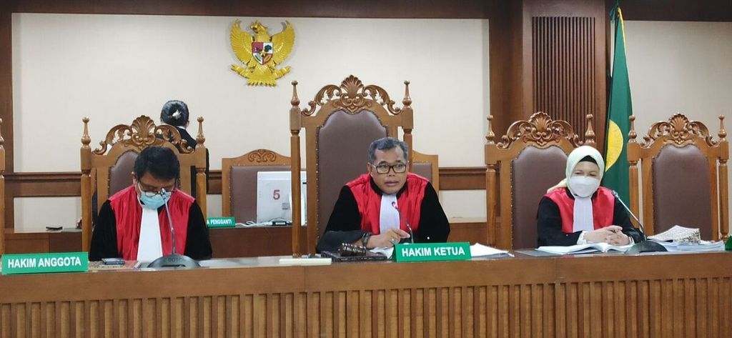 Majelis hakim Pengadilan Tindak Pidana Korupsi Jakarta yang dipimpin  Hakim Ketua Djuyamto dan dua hakim anggota, yakni Rianto Adam Pontoh dan Ida Ayu Mustikawati, menyidangkan terdakwa Muara Perangin Angin, pengusaha penyuap Bupati Langkat Terbit Perangin Angin, Senin (6/6/2022).