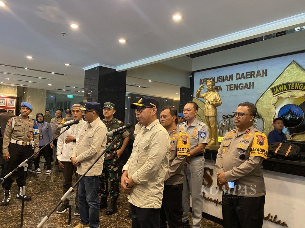 Menteri Perhubungan Budi Karya Sumadi berta sejumlah pejabat di Pemerintah Provinsi Jawa Tengah melakukan konferensi pers usai Rapat Koordinasi Persiapan Angkutan Lebaran 2024 di kantor Kepolisian Daerah Jateng, Minggu (31/3/2024) petang.