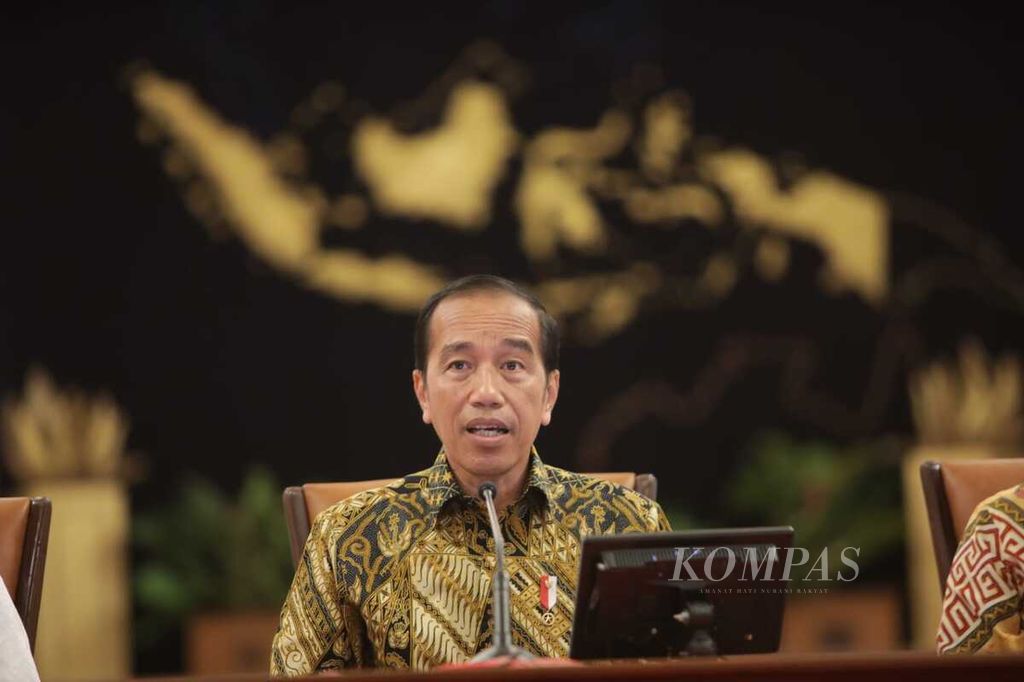Presiden Joko Widodo menyampaikan keterangan terkait pencabutan pemberlakuan pembatasan kegiatan masyarakat (PPKM) di Istana Negara, Jakarta, Jumat (30/12/2022).