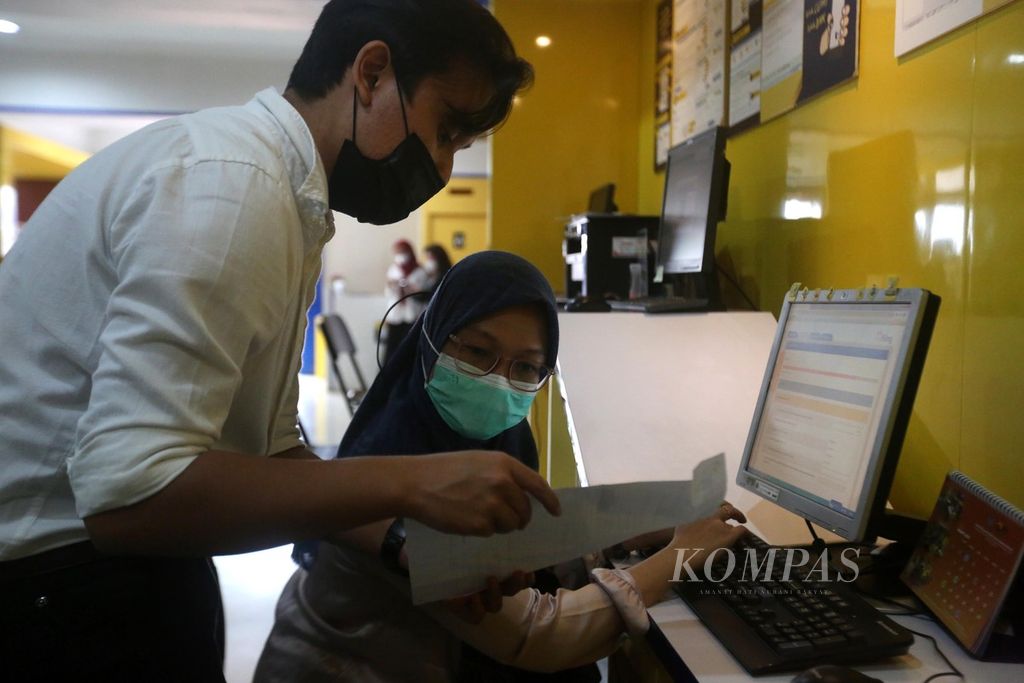 Petugas membantu wajib pajak mengisi SPT tahunan di Kantor Pelayanan Pajak Pratama Palmerah, Jakarta Barat, Senin (21/3/2022). 