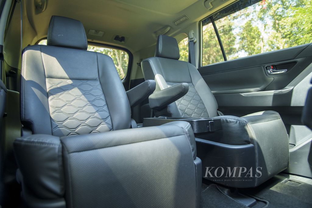 Kursi penumpang di baris kedua All New Kijang Innova Zenix Hybrid tipe Q.