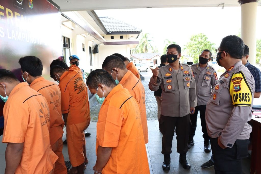 Para tersangka kasus perampokan di Lampung Timur ditahan di Markas Besar Polres Lampung Timur, Senin (3/10/2022).