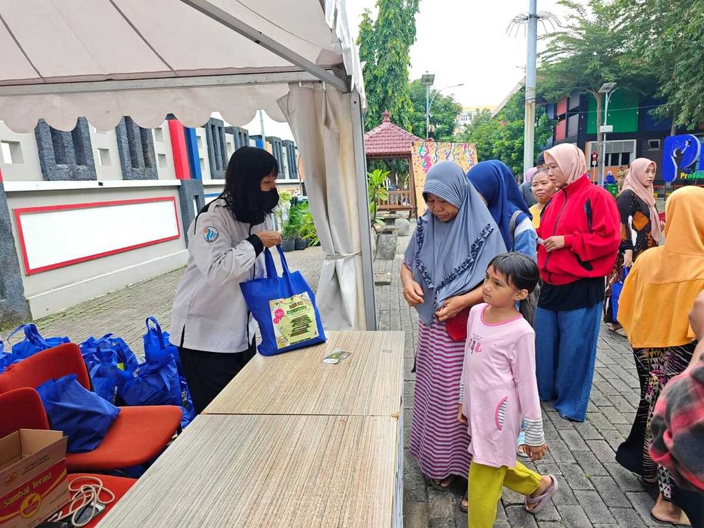 Warga di Kecamatan Gunung Anyar, Surabaya, Jawa Timur, Selasa (20/2/2024), menyerbu pasar murah yang digelar di Politeknik Pelayaran Gung Anyar.