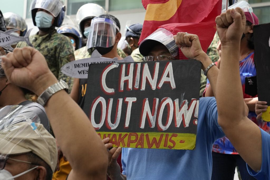 Para pengunjuk rasa mengangkat poster berisi pesan perlawanan terhadap China dalam demonstrasi di depan kantor Konsulat China di kota Makati, Filipina, 12 Juli 2021. 