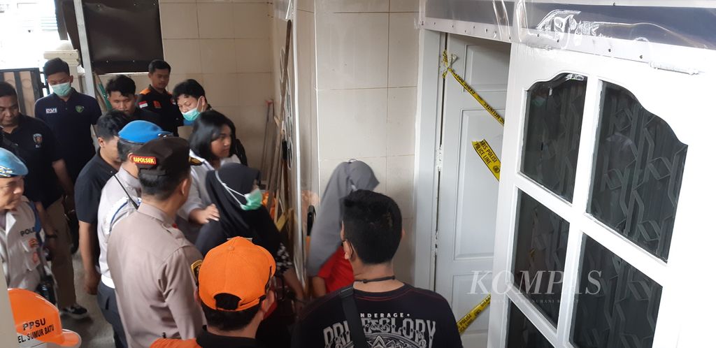 Kegiatan pencarian barang bukti dalam penyidikan kasus aborsi ilegal di rumah kontrakan di Sumur Batu, Kemayoran, Jakarta Pusat, Senin (3/7/2023).