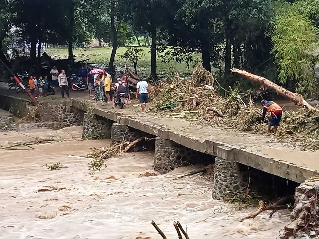 Kondisi di Sumbawa pascabanjir bandang yang melanda kawasan tersebut pada Selasa (4/4/2023).