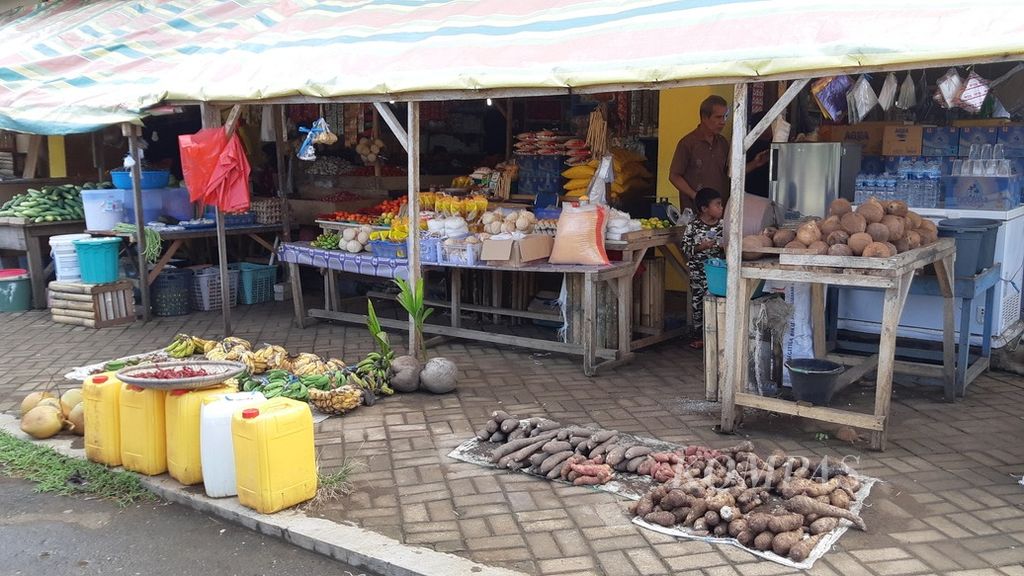 Ubi kayu, ubi jalar, pisang, dan talas yang banyak dijajakan di Pasar Gotalamo, Daruba, Kabupaten Pulau Morotai, Maluku Utara, akhir Juli 2022.