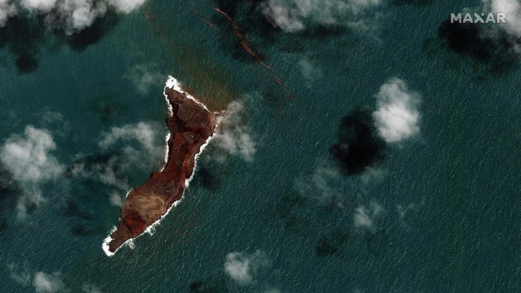 Citra satelit yang diambil dan dirilis oleh Maxar Technologies pada 18 Januari 2022 menunjukkan bagian kecil (kiri) pulau tempat gunung berapi Hunga-Tonga - Hunga-Haa'pai yang dulu terlihat, tiga hari setelah letusan besar pada 15 Januari yang menghancurkan sebagian besar wilayah pulau dan menyebabkan tsunami melintasi Samudra Pasifik.