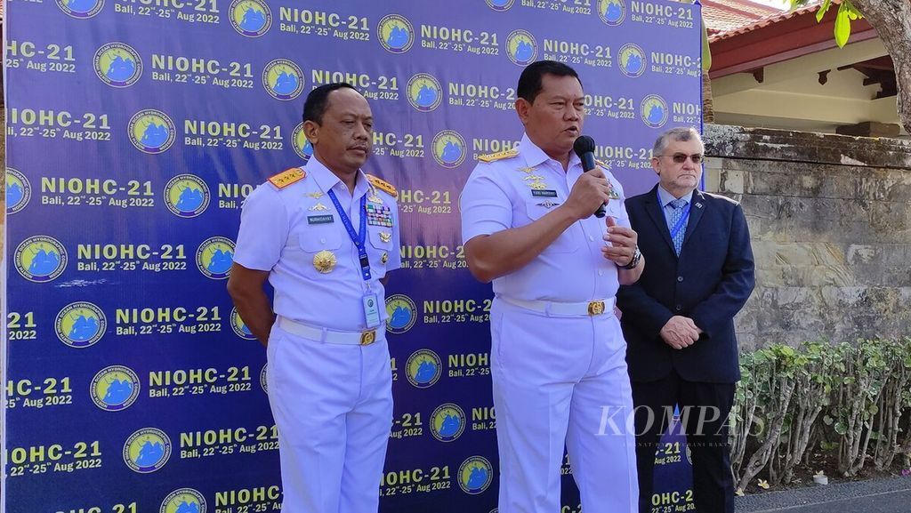 Kepala Staf TNI Angkatan Laut Laksamana Yudo Margono (tengah) memberikan keterangan pers seusai pembukaan pertemuan ke-21 Komisi Hidrografi Samudra Hindia Utara (North Indian Ocean Hydrographic Commission/NIOHC) di Nusa Dua, Kuta Selatan, Kabupaten Badung, Bali, Selasa (23/8/2022). 