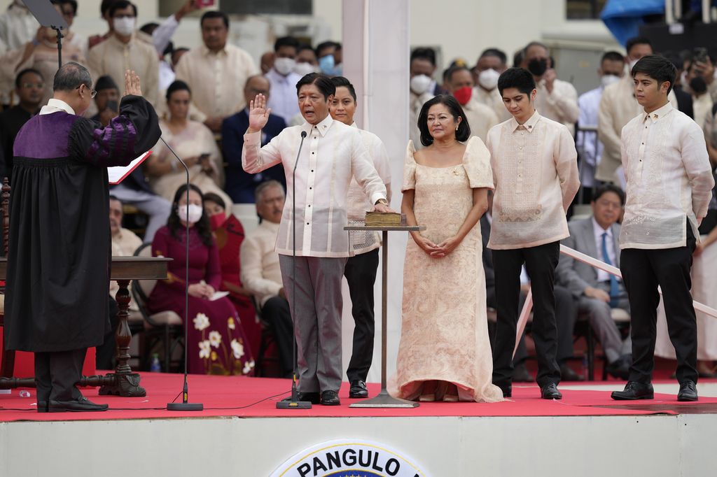 Presiden terpilih Filipina, Ferdinand Marcos Jr, mengucap sumpah saat dilantik sebagai Presiden Filipina, Kamis (30/6/2022), di Manila, Filipina. 
