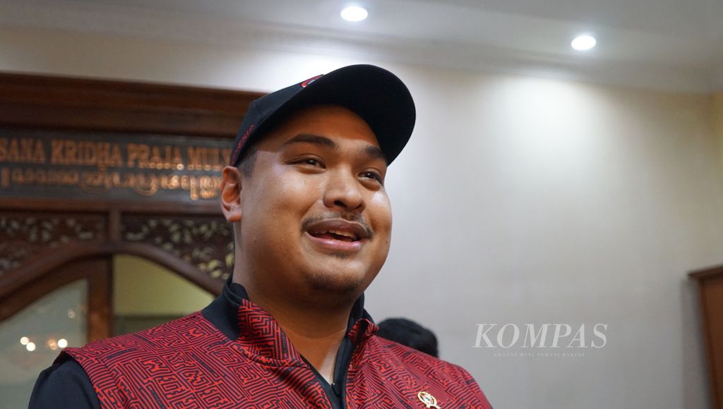 Menteri Pemuda dan Olahraga Dito Ariotedjo ketika diwawancarai seusai menemui Wali Kota Surakarta Gibran Rakabuming Raka di Balai Kota Surakarta, Jawa Tengah, Senin (8/5/2023). 