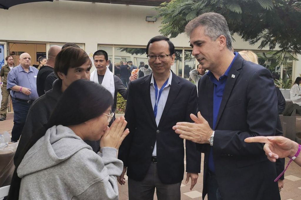 Dalam foto yang dirilis Kementerian Luar Negeri Thailand, tampak Menteri Luar Negeri Israel Eli Cohen (kanan) berbincang dengan salah satu warga Thailand yang disandera Hamas dan kemudian dibebaskan di Rumah Sakit Shamir, di Israel, Sabtu (25/11/2023). 