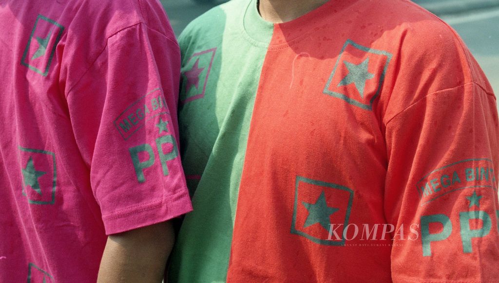 Kaus Mega-Bintang yang dikenakan simpatisan saat kampanye PPP di Jakarta mencapai puncaknya, Sabtu (17/5/1997). 