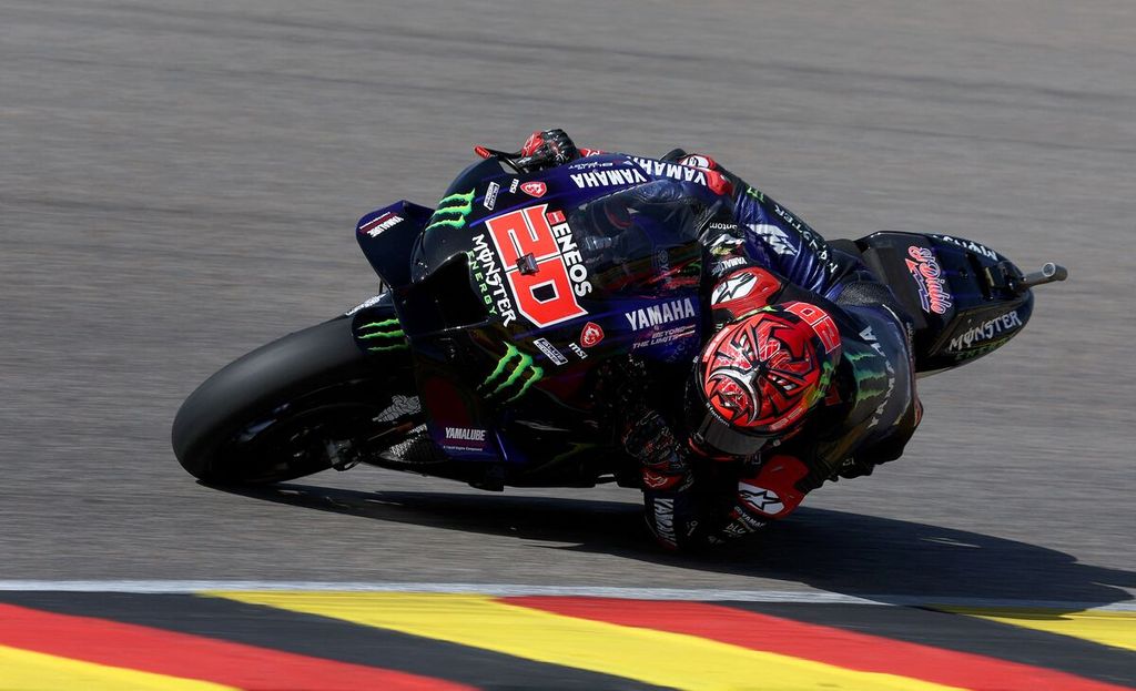 Pebalap Monster Energy Yamaha, Fabio Quartararo, melewati tikungan saat sesi latihan bebas ketiga MotoGP Seri Jerman, di Sirkuit Sachsenring, Sabtu (18/6 2022). 