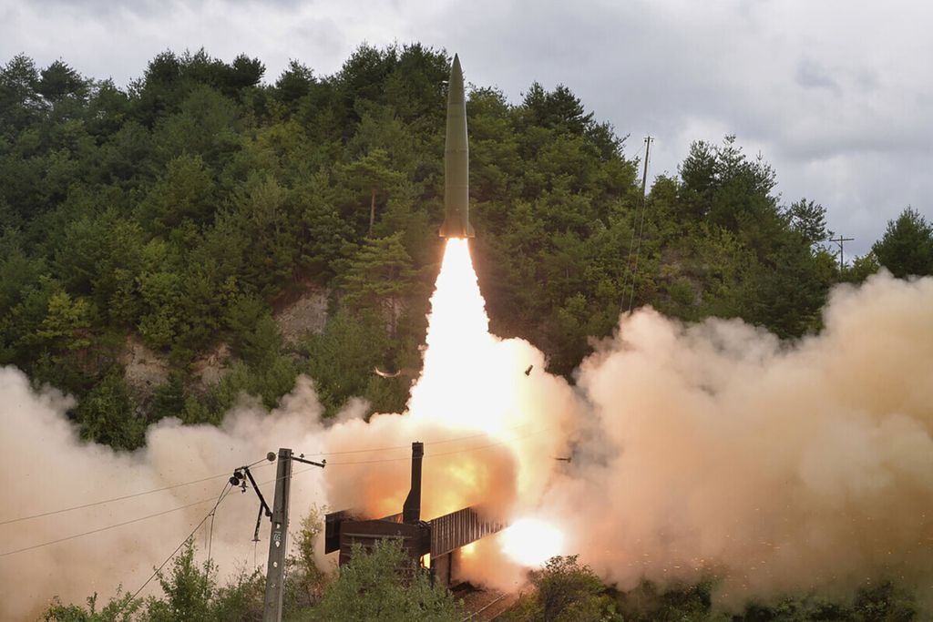 Foto tanggal 15 September 2021 yang dirilis Pemerintah Korea Utara ini memperlihatkan uji coba rudal yang diluncurkan dari sebuah kereta di lokasi yang tidak disebutkan di Korea Utara. 