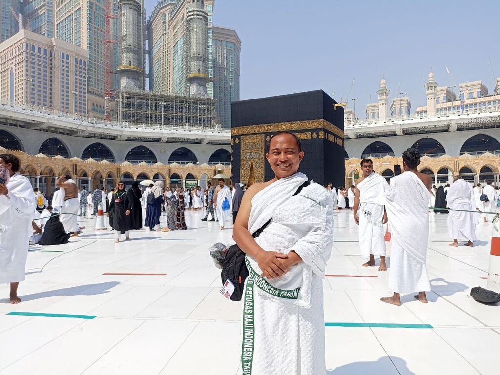 Wartawan <i>Kompas</i>, Ilham Khoiri, di sela-sela liputan haji di depan Kabah di Masjidil Haram, Mekkah, Arab Saudi, awal Juni 2022.